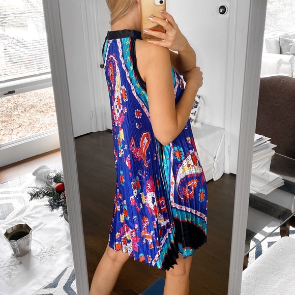 💙 MISS ENVIE NAVY MULTI FLORAL ABSTRACT PLEATED LOOSE FIT HALTER DRESS! - Picture 3 of 9